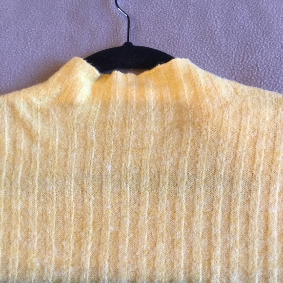Pretty yellow sweater - Picture 3 of 6
